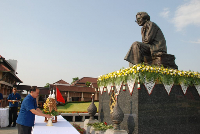 รศ.ดร.วันชัย ศิริชนะ อธิการบดี ถวายเครื่องสักการะ พระราชานุสาวรีย์สมเด็จพระศรีนครินทราบรมราชชนนี