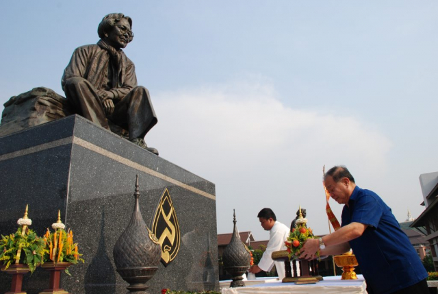 รศ.ดร.วันชัย ศิริชนะ อธิการบดี ถวายเครื่องสักการะ พระราชานุสาวรีย์สมเด็จพระศรีนครินทราบรมราชชนนี