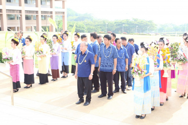 ขบวนเครื่องสักการะและน้ำขมิ้นส้มป่อย ถึง ณ ลานพระราชานุสาวรีย์สมเด็จพระศรีนครินทราบรมราชชนนี