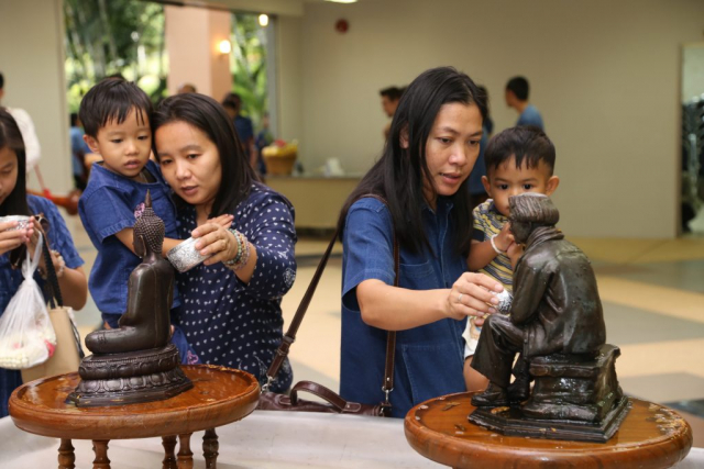 ผู้เข้าร่วมพิธีสรงน้ำพระเจ้าล้านทองเฉลิมพระเกียรติฯ และพระรูปสมเด็จพระศรีนครินทราบรมราชชนนีบริเวณโถงทางเข้าหอประชุมสมเด็จย่า