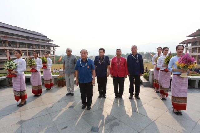 ขบวนเครื่องสักการะและน้ำขมิ้นส้มป่อย ถึง ณ ลานพระราชานุสาวรีย์สมเด็จพระศรีนครินทราบรมราชชนนี