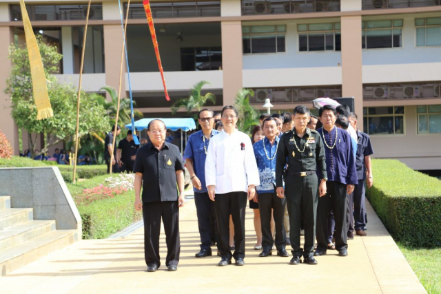 ขบวนเครื่องสักการะและน้ำขมิ้นส้มป่อย ถึง ณ ลานพระราชานุสาวรีย์สมเด็จพระศรีนครินทราบรมราชชนนี
