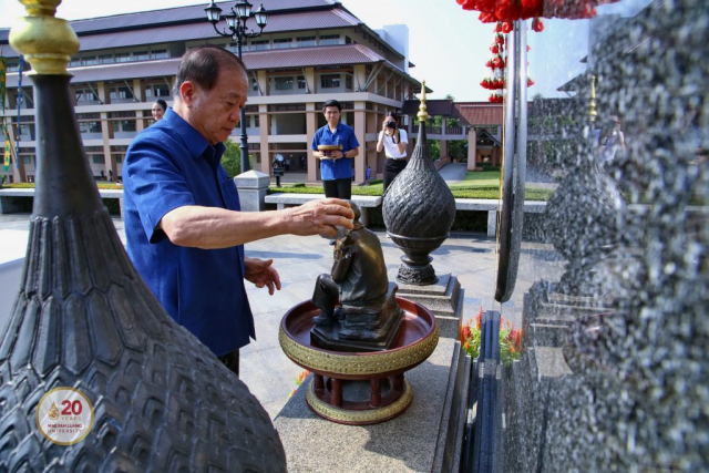 รศ.ดร.วันชัย ศิริชนะ อธิการบดี ถวายเครื่องสักการะ และสรงน้ำสงกรานต์พระราชานุสาวรีย์ฯ