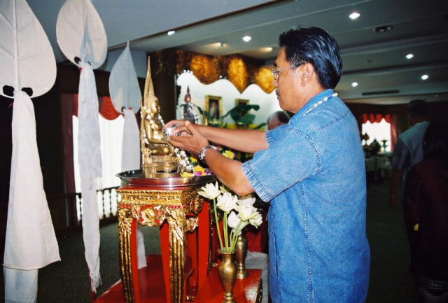 ผู้บริหารมหาวิทยาลัยแม่ฟ้าหลวง สรงน้ำพระพุทธรูป