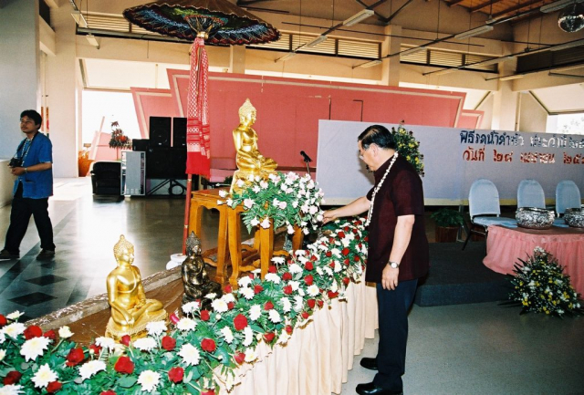 รศ.ดร.วันชัย ศิริชนะ อธิการบดีมหาวิทยาลัยแม่ฟ้าหลวง สรงน้ำพระพุทธรูป