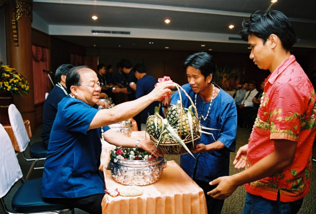 ผู้เข้าร่วมพิธีมอบเครื่องรดน้ำขอพรให้แก่อธิการบดี