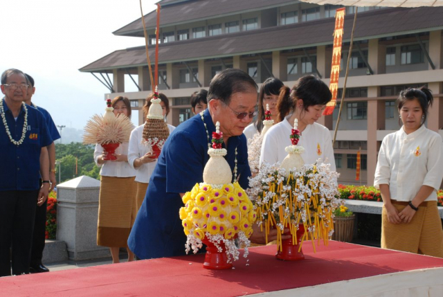 รศ.ดร.วันชัย ศิริชนะ ประธานกรรมการอำนวยการถวายเครื่องสักการะพระราชานุสาวรีย์สมเด็จพระศรีนครินทราบรมราชชนนี
