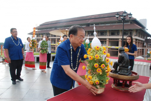 รศ.ดร.วันชัย ศิริชนะ ประธานกรรมการอำนวยการถวายเครื่องสักการะพระราชานุสาวรีย์สมเด็จพระศรีนครินทราบรมราชชนนี
