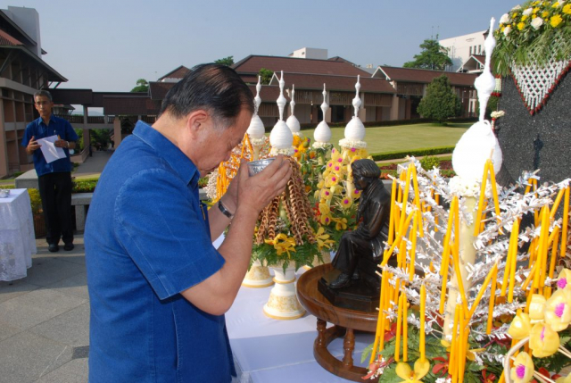 รศ.ดร.วันชัย ศิริชนะ อธิการบดี สรงน้ำสงกรานต์พระรูปจำลองพระราชานุสาวรีย์สมเด็จพระศรีนครินทราบรมราชชนนี