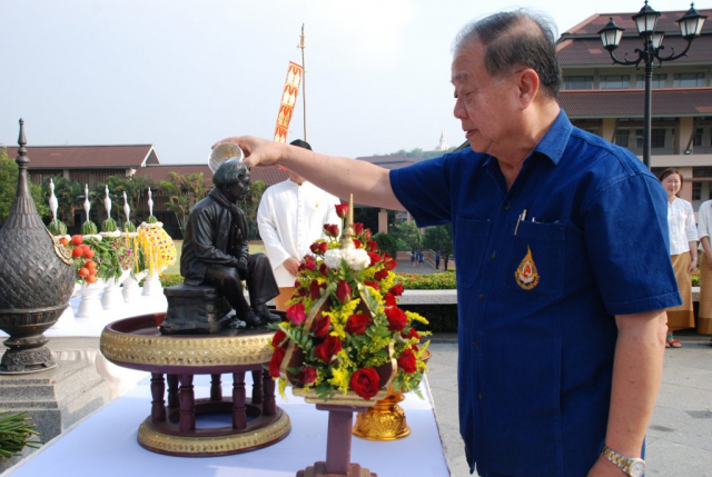 รศ.ดร.วันชัย ศิริชนะ อธิการบดี สรงน้ำสงกรานต์พระรูปจำลองพระราชานุสาวรีย์สมเด็จพระศรีนครินทราบรมราชชนนี