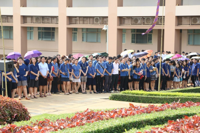ผู้เข้าร่วมพิธี ณ พระราชานุสาวรีย์สมเด็จพระศรีนครินทราบรมราชชนนี