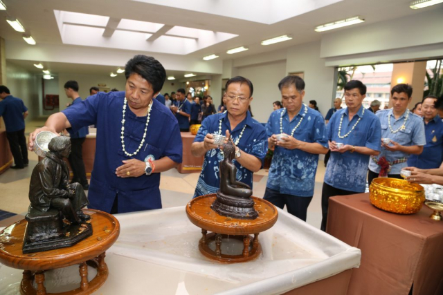 ผู้เข้าร่วมพิธีสรงน้ำพระเจ้าล้านทองเฉลิมพระเกียรติฯ และพระรูปสมเด็จพระศรีนครินทราบรมราชชนนีบริเวณโถงทางเข้าหอประชุมสมเด็จย่า