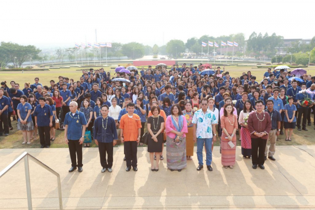 ผู้เข้าร่วมพิธี ณ พระราชานุสาวรีย์สมเด็จพระศรีนครินทราบรมราชชนนี