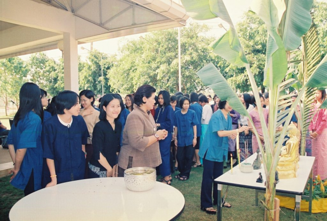 พนักงานมหาวิทยาลัยแม่ฟ้าหลวง สรงน้ำพระพุทธรูป