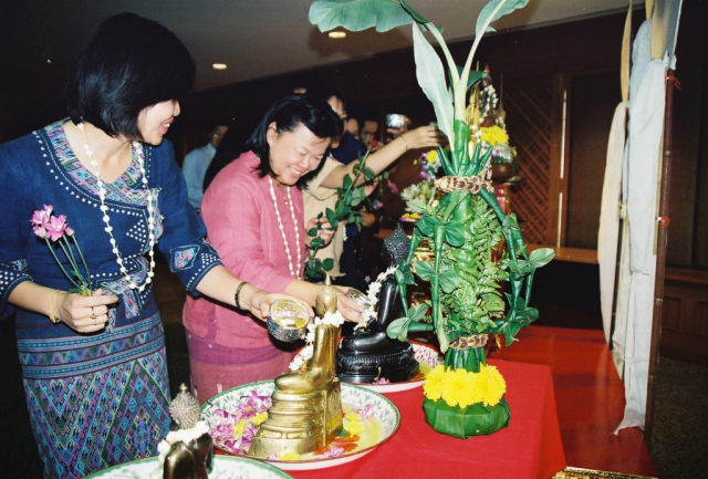 พนักงานมหาวิทยาลัยแม่ฟ้าหลวง สรงน้ำพระพุทธรูป