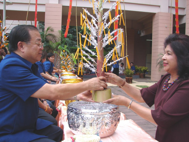 ผู้เข้าร่วมพิธีมอบเครื่องรดน้ำขอพรให้แก่อธิการบดี