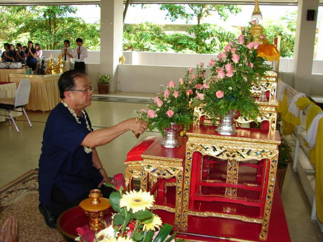รศ.ดร.วันชัย ศิริชนะ อธิการบดี จุดธูปเทียนบูชาพระรัตนตรัย