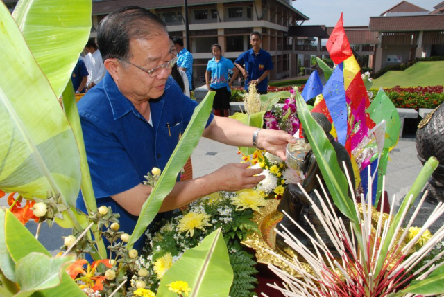 รศ.ดร.วันชัย ศิริชนะ อธิการบดีสรงน้ำพระราชานุสาวรีย์สมเด็จพระศรีนครินทราบรมราชชนนี