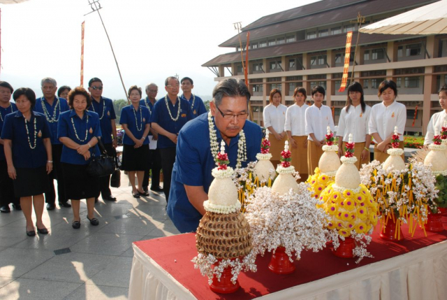 รศ.น.สพ.ดร.เทอด เทศประทีป อธิการบดี ถวายเครื่องสักการะพระราชานุสาวรีย์สมเด็จพระศรีนครินทราบรมราชชนนี