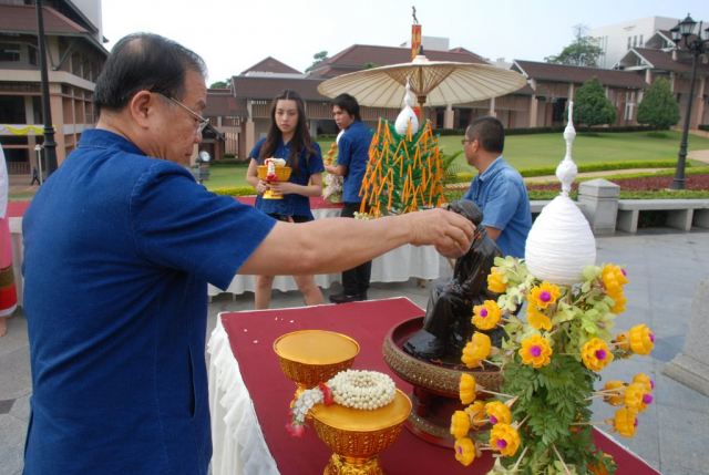 รศ.ดร.วันชัย ศิริชนะ ประธานกรรมการอำนวยการสรงน้ำพระราชานุสาวรีย์สมเด็จพระศรีนครินทราบรมราชชนนี