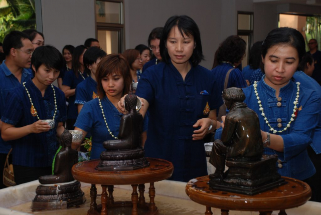 ผู้เข้าร่วมพิธีสรงน้ำพระเจ้าล้านทองเฉลิมพระเกียรติฯ และพระรูปสมเด็จพระศรีนครินทราบรมราชชนนีบริเวณโถงทางเข้าหอประชุมสมเด็จย่า