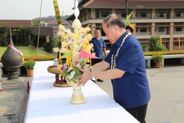 รศ.ดร.วันชัย ศิริชนะ อธิการบดี ถวายเครื่องสักการะ พระราชานุสาวรีย์สมเด็จพระศรีนครินทราบรมราชชนนี