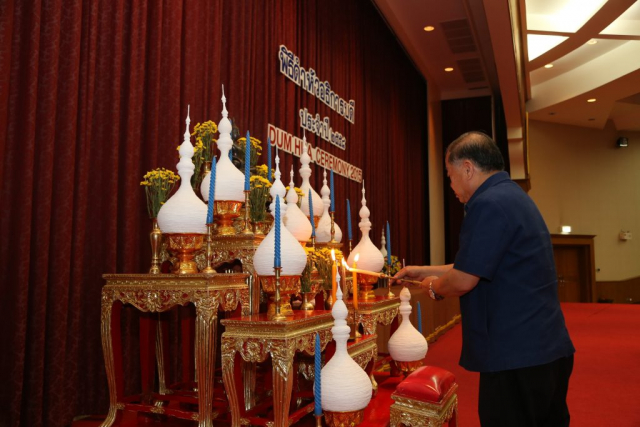 รศ.ดร.วันชัย ศิริชนะ อธิการบดี จุดธูปเทียนบูชาพระรัตนตรัย