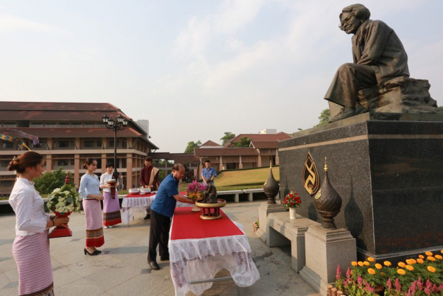 รศ.ดร.วันชัย ศิริชนะ อธิการบดี ถวายเครื่องสักการะ พระราชานุสาวรีย์สมเด็จพระศรีนครินทราบรมราชชนนี