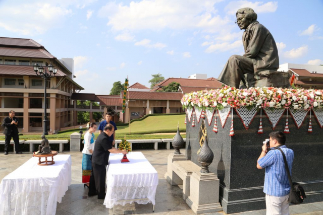 รศ.ดร.วันชัย ศิริชนะ อธิการบดี ถวายเครื่องสักการะ พระราชานุสาวรีย์สมเด็จพระศรีนครินทราบรมราชชนนี