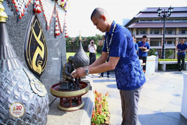 พันตำรวจเอก สิทธิชัย ไกรแสง ผู้กำกับสถานีตำรวจบ้านดู่ ถวายเครื่องสักการะ และสรงน้ำสงกรานต์พระราชานุสาวรีย์ฯ