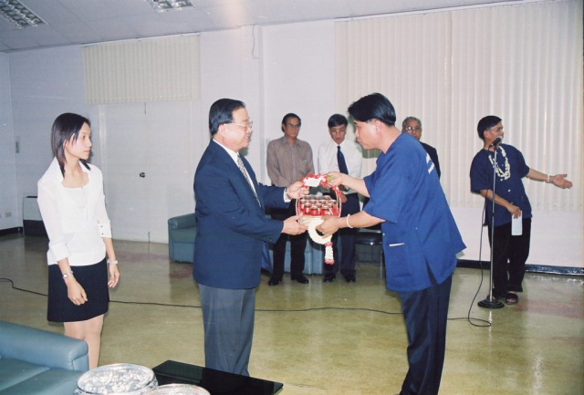 ผู้เข้าร่วมพิธีมอบของดำหัวให้แก่ รศ.ดร.วันชัย ศิริชนะ อธิการบดี