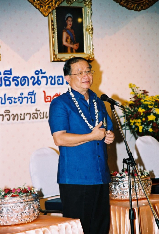 รศ.ดร.วันชัย ศิริชนะ อธิการบดึ กล่าวขอบคุณและให้พรแก่ผู้เข้าร่วมพิธี