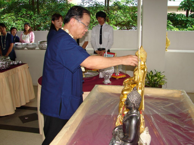 รศ.ดร.วันชัย ศิริชนะ อธิการบดี สรงน้ำพระพุทธรูป