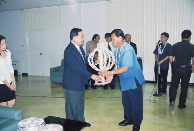 ผู้เข้าร่วมพิธีมอบของดำหัวให้แก่ รศ.ดร.วันชัย ศิริชนะ อธิการบดี
