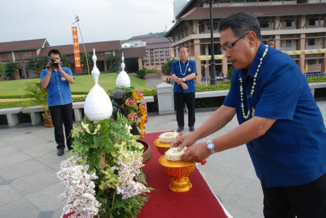 รศ.น.สพ.ดร.เทอด เทศประทีป อธิการบดี ถวายเครื่องสักการะพระราชานุสาวรีย์สมเด็จพระศรีนครินทราบรมราชชนนี