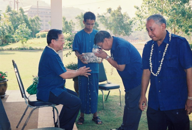 พิธีรดน้ำดำหัวอธิการบดี