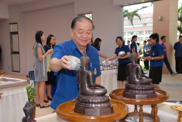 รศ.ดร.วันชัย ศิริชนะ อธิการบดี สรงน้ำพระเจ้าล้านทองเฉลิมพระเกียรติฯ บริเวณโถงทางเข้าหอประชุมสมเด็จย่า