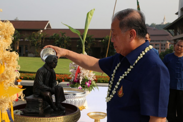 รศ.ดร.วันชัย ศิริชนะ อธิการบดี สรงน้ำสงกรานต์พระรูปจำลองพระราชานุสาวรีย์สมเด็จพระศรีนครินทราบรมราชชนนี