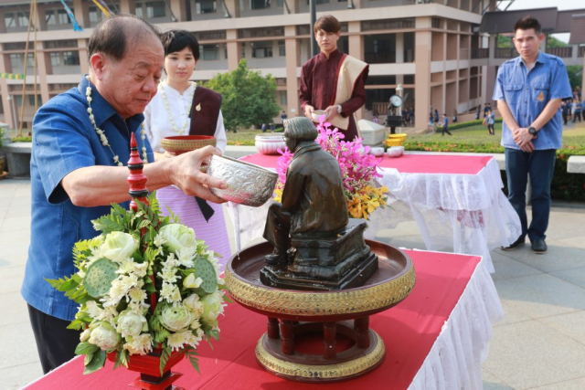รศ.ดร.วันชัย ศิริชนะ อธิการบดี สรงน้ำสงกรานต์พระรูปจำลองพระราชานุสาวรีย์สมเด็จพระศรีนครินทราบรมราชชนนี