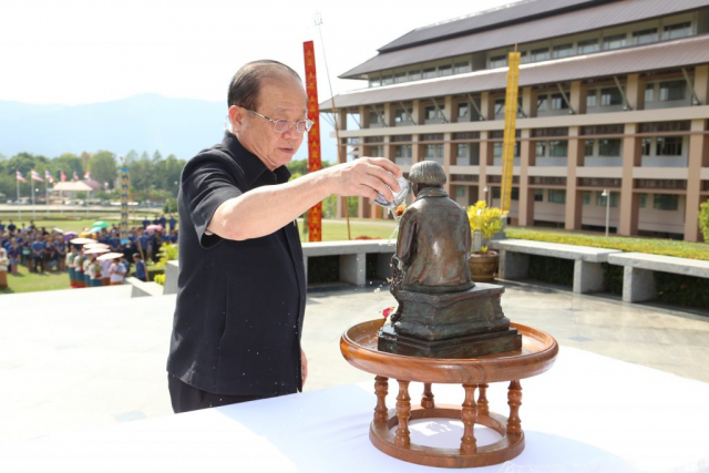 รศ.ดร.วันชัย ศิริชนะ อธิการบดี สรงน้ำสงกรานต์พระรูปจำลองพระราชานุสาวรีย์สมเด็จพระศรีนครินทราบรมราชชนนี