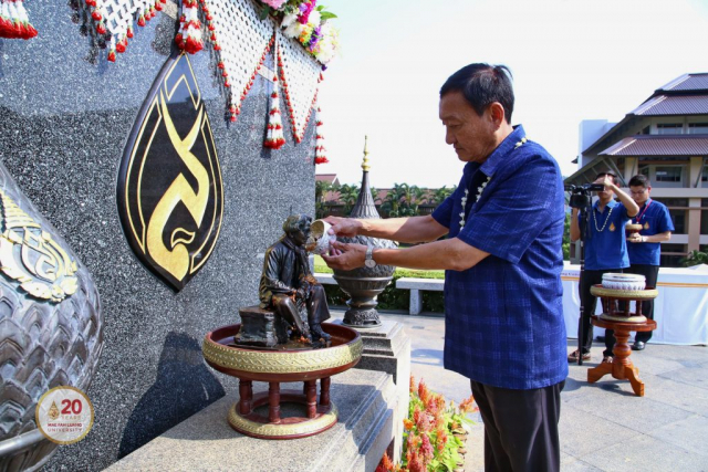 นายณรงค์ศักดิ์ เตือนสกุล รองนายกเทศมนตรีนครเชียงราย ถวายเครื่องสักการะ และสรงน้ำสงกรานต์พระราชานุสาวรีย์ฯ