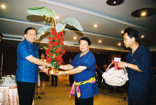 กำนันอินหวัน บั้งเงิน มอบกระเช้าดำหัวให้แก่อธิการบดี