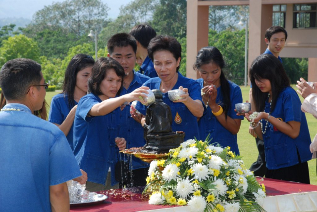 ผู้นำชุมชน ผู้บริหาร พนักงาน และนักศึกษา สรงน้ำสงกรานต์พระราชานุสาวรีย์สมเด็จพระศรีนครินทราบรมราชชนนี