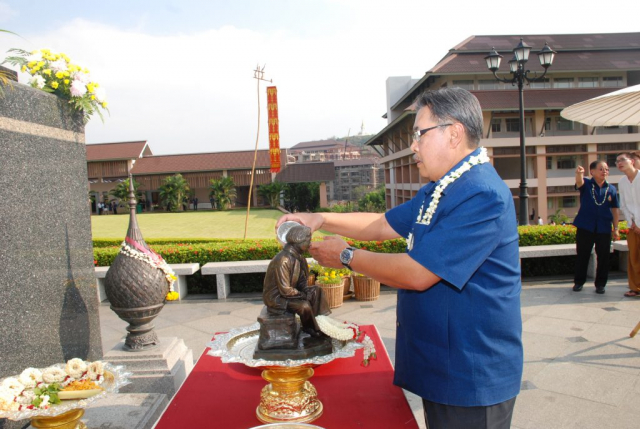 รศ.น.สพ.ดร.เทอด เทศประทีป อธิการบดีสรงน้ำพระราชานุสาวรีย์สมเด็จพระศรีนครินทราบรมราชชนนี