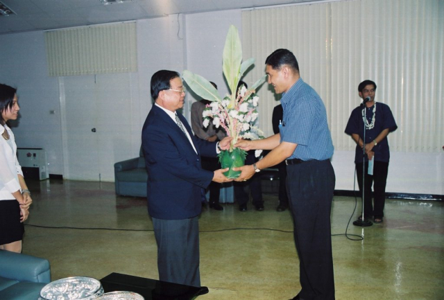 ผู้เข้าร่วมพิธีมอบของดำหัวให้แก่ รศ.ดร.วันชัย ศิริชนะ อธิการบดี
