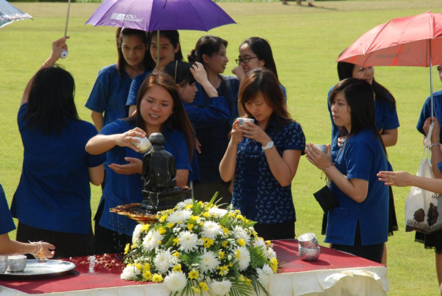 ผู้นำชุมชน ผู้บริหาร พนักงาน และนักศึกษา สรงน้ำสงกรานต์พระราชานุสาวรีย์สมเด็จพระศรีนครินทราบรมราชชนนี
