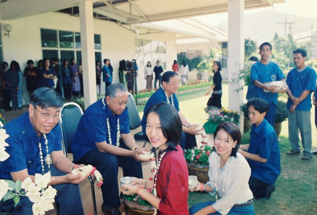 พนักงานรดน้ำดำหัวอธิการบดี และผู้บริหารมหาวิทยาลัยแม่ฟ้าหลวง