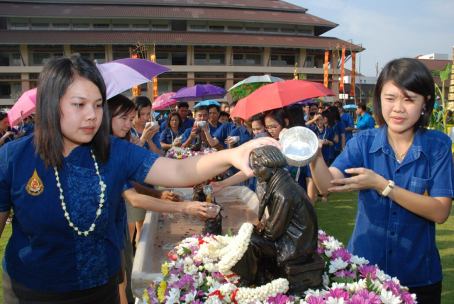 ผู้นำชุมชน ผู้บริหาร พนักงาน และนักศึกษา สรงน้ำสงกรานต์พระราชานุสาวรีย์สมเด็จพระศรีนครินทราบรมราชชนนี