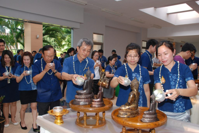 ผู้เข้าร่วมพิธีสรงน้ำพระเจ้าล้านทองเฉลิมพระเกียรติฯ และพระรูปสมเด็จพระศรีนครินทราบรมราชชนนีบริเวณโถงทางเข้าหอประชุมสมเด็จย่า
