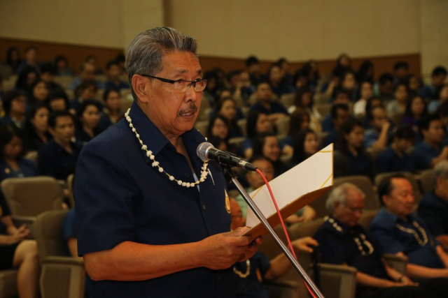 รศ.น.สพ.ดร.เทอด เทศประทีป ที่ปรึกษาอธิการบดีนำกล่าวคำขอสูมาคาราวะและขอพรปี๋ใหม่เมือง